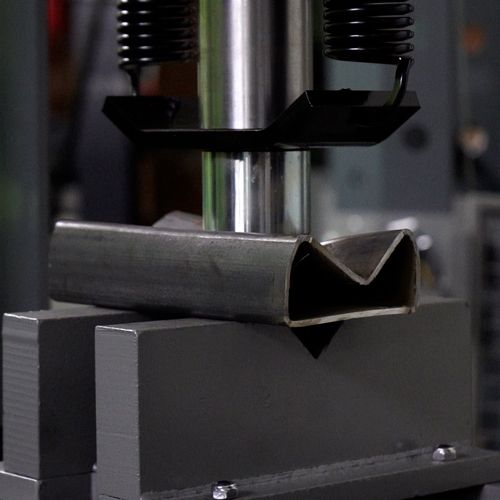 Zdjęcie aktualności Jak zapewnić bezpieczeństwo przy pracy z prasami hydraulicznymi? Zasady, które musisz znać!
